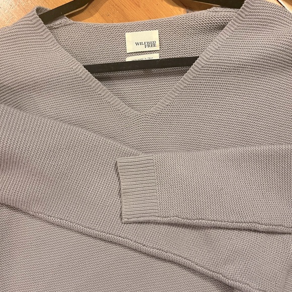 WILFRED Free V-Neck Long Sleeve Knit Sweater. Size Extra Small XS. Grey-Mauve. - Picture 1 of 5
